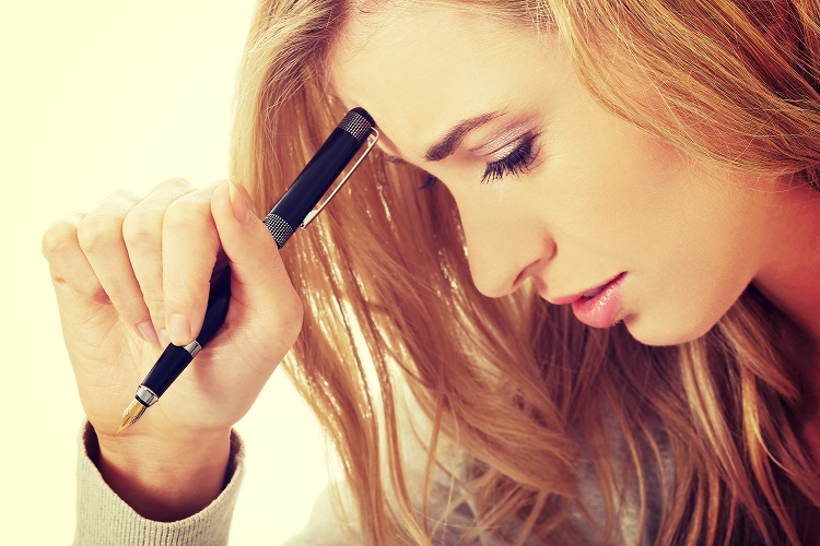 Hoe krijg je rust, structuur en continuïteit in jouw zichtbaarheid Onderneemster denkt na over wat ze wil gaan schrijven